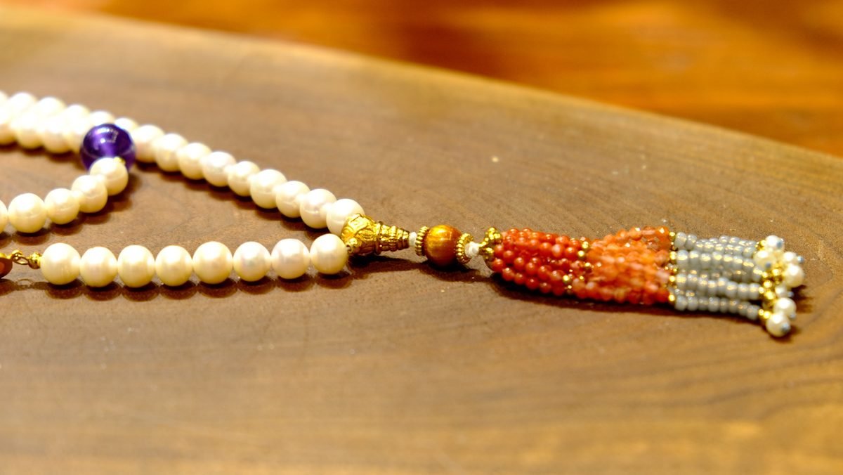 7mm 7 Chakra Balancing Bracelet with Freshwater Pearl & Amethyst - Image 2