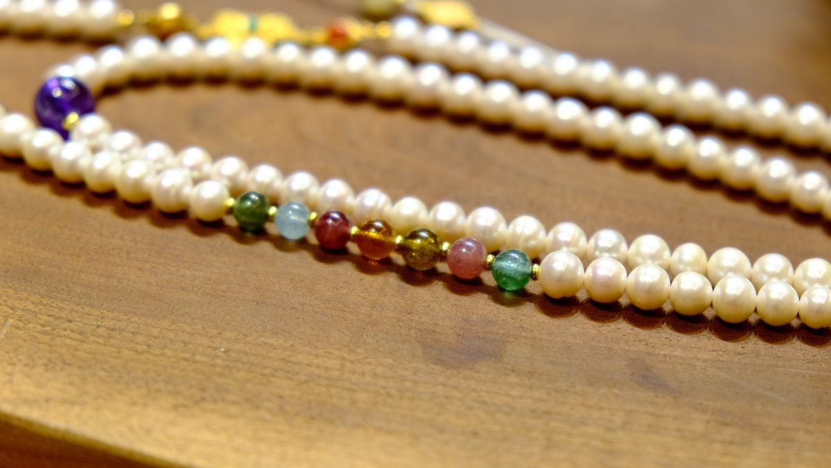 7mm 7 Chakra Balancing Bracelet with Freshwater Pearl & Amethyst - Image 3