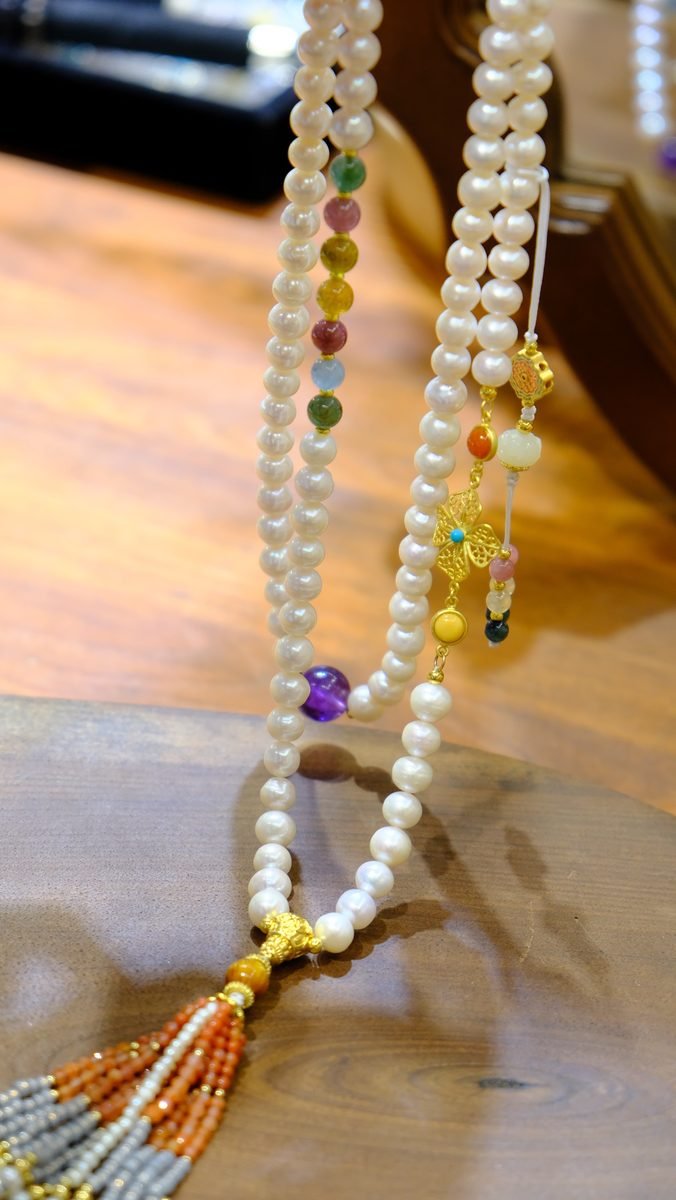 7mm 7 Chakra Balancing Bracelet with Freshwater Pearl & Amethyst - Image 4