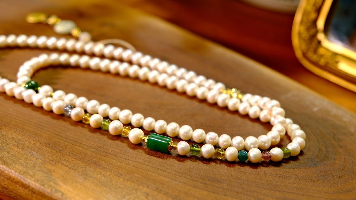 7mm 7 Chakra Balancing Bracelet with Freshwater Pearl & Tourmaline - Image 4